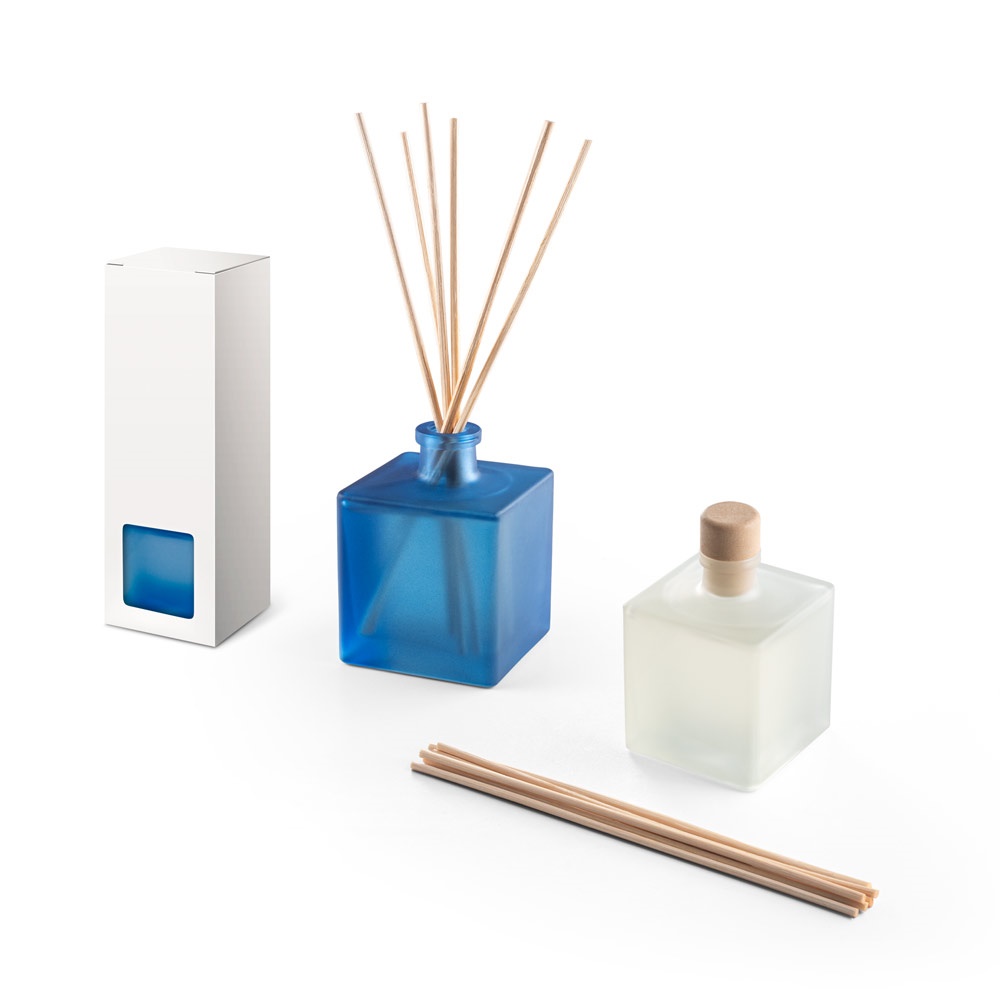YEUN. Diffusersticks in glazen flesjes.