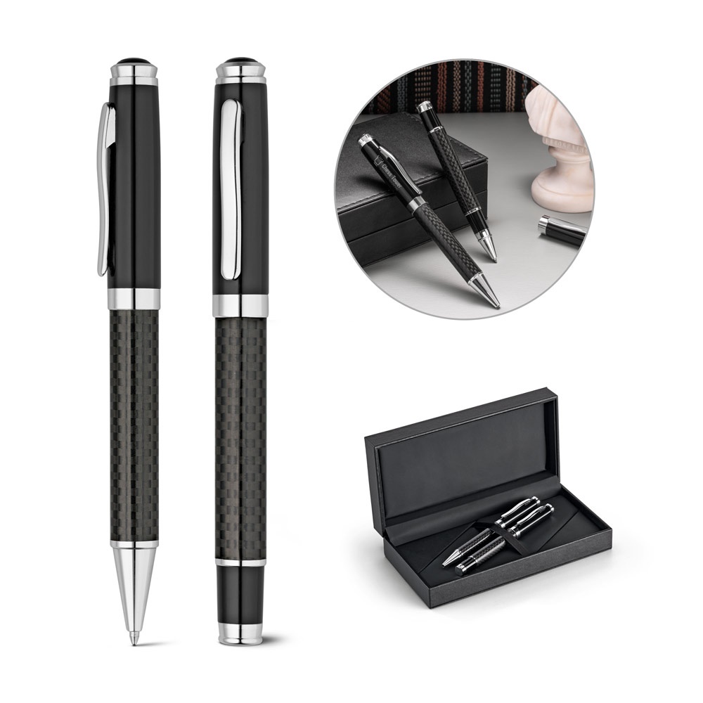 CHESS. Set with rollerball pen and ballpoint pen in metal and carbon fiber with twist mechanism.