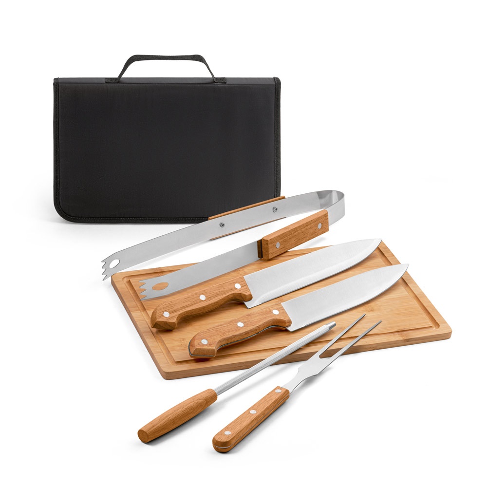 FLARE. Barbecueset bestaande uit een bamboe snijplank en 5 houten en roestvrijstalen keukengerei.